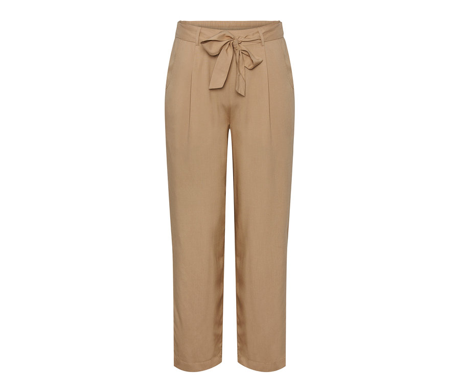 Béžové kalhoty se sámky s páskem na zavazování.