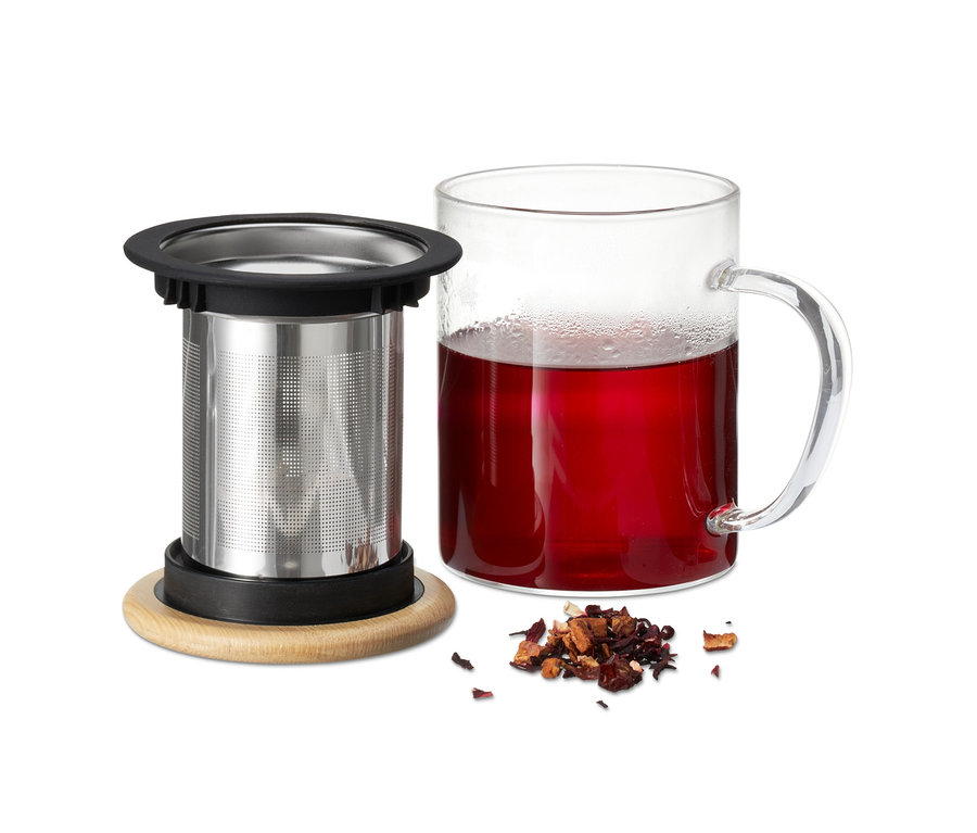 Skleněný hrnek na čaj s čajem a sítkem.