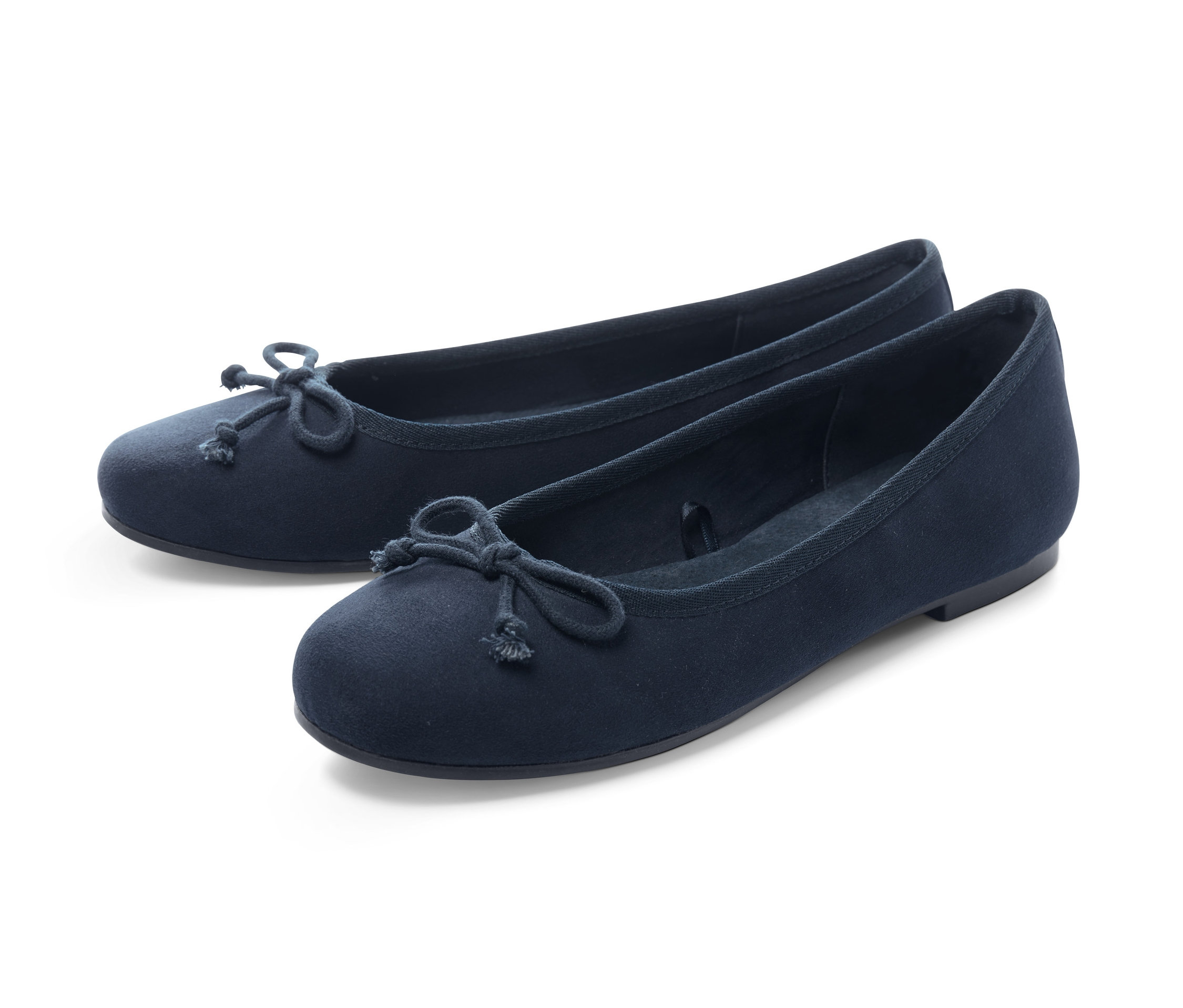 Dva modré baleríny s mašlí na bílém pozadí.