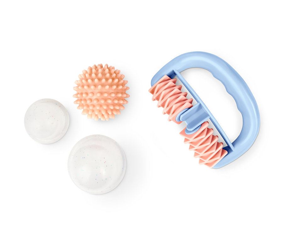 Masážní sada proti celulitidě na bílém pozadí.