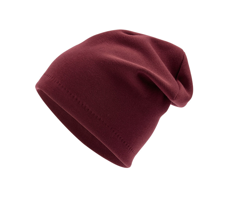 Tmavě červená tepláková čepice na bílém pozadí.