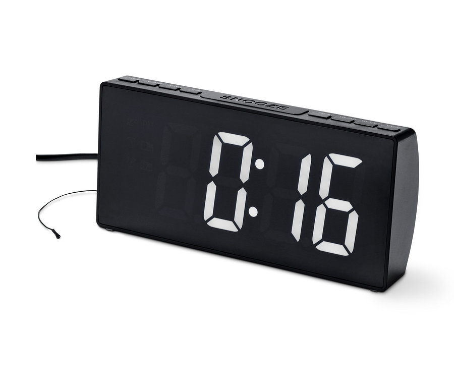 Černý digitální budík s rádiem XXL zobrazuje čas 0:16.