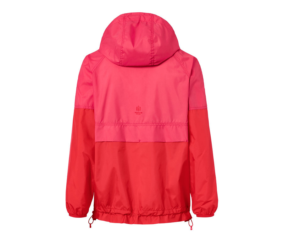 Růžovo-červená větrovka s kapucí.