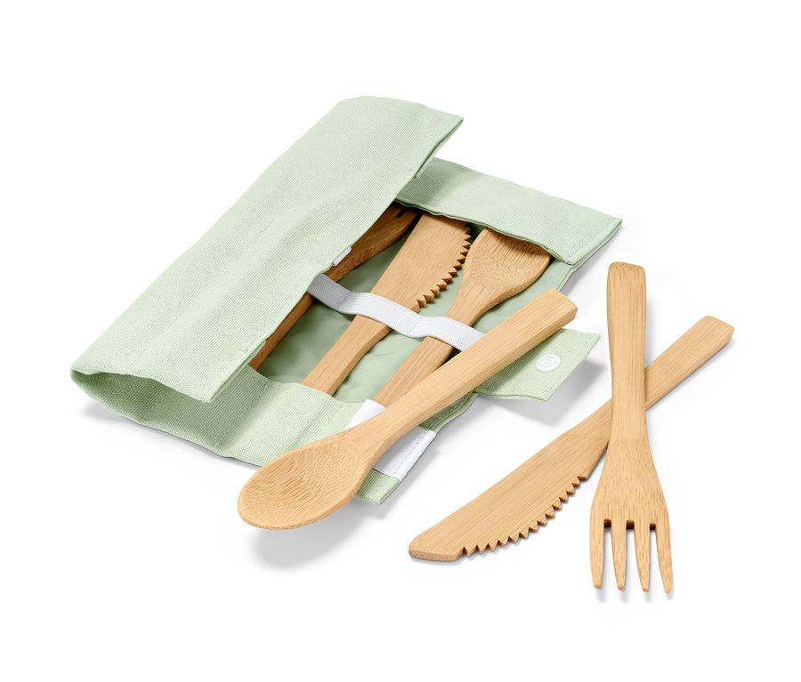Sada piknikového příboru v zeleném obalu.