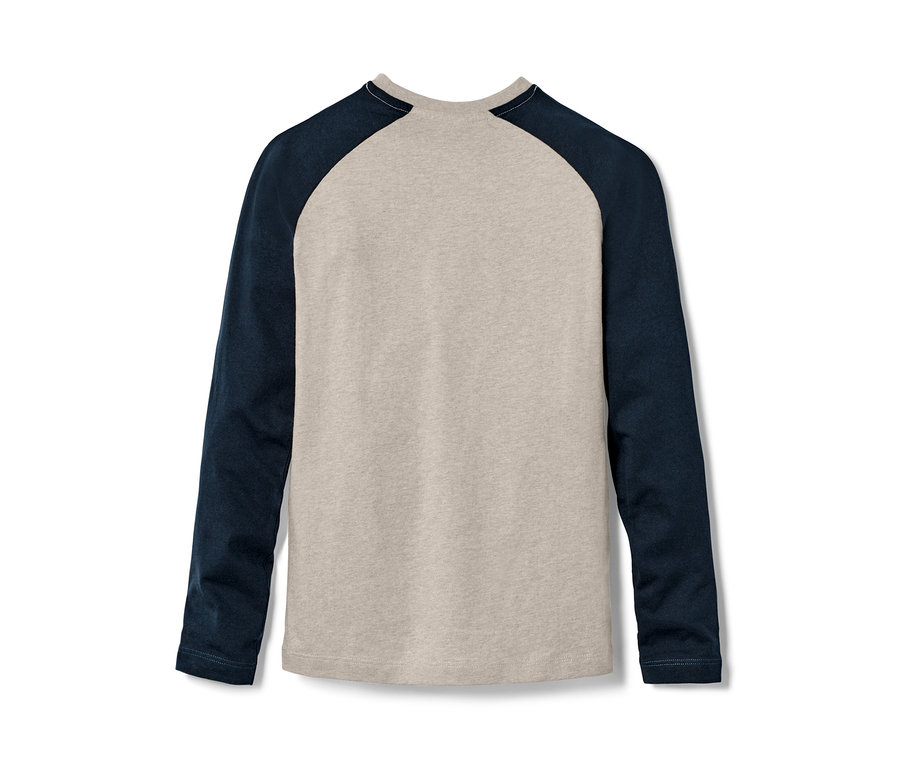 Béžovo-modré pyžamo s dlouhým rukávem leží na bílém pozadí.