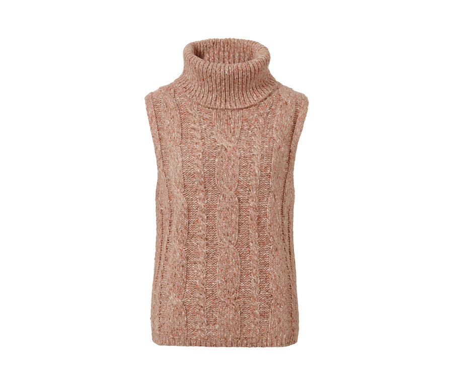 Pletená vesta s copánkovým vzorem.