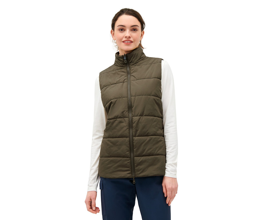 Žena má na sobě šedou vestu 3 v 1.