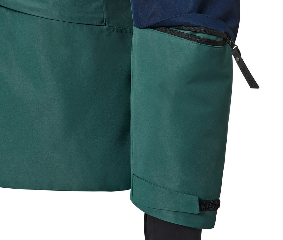 Detail modrozelené lyžařské bundy.