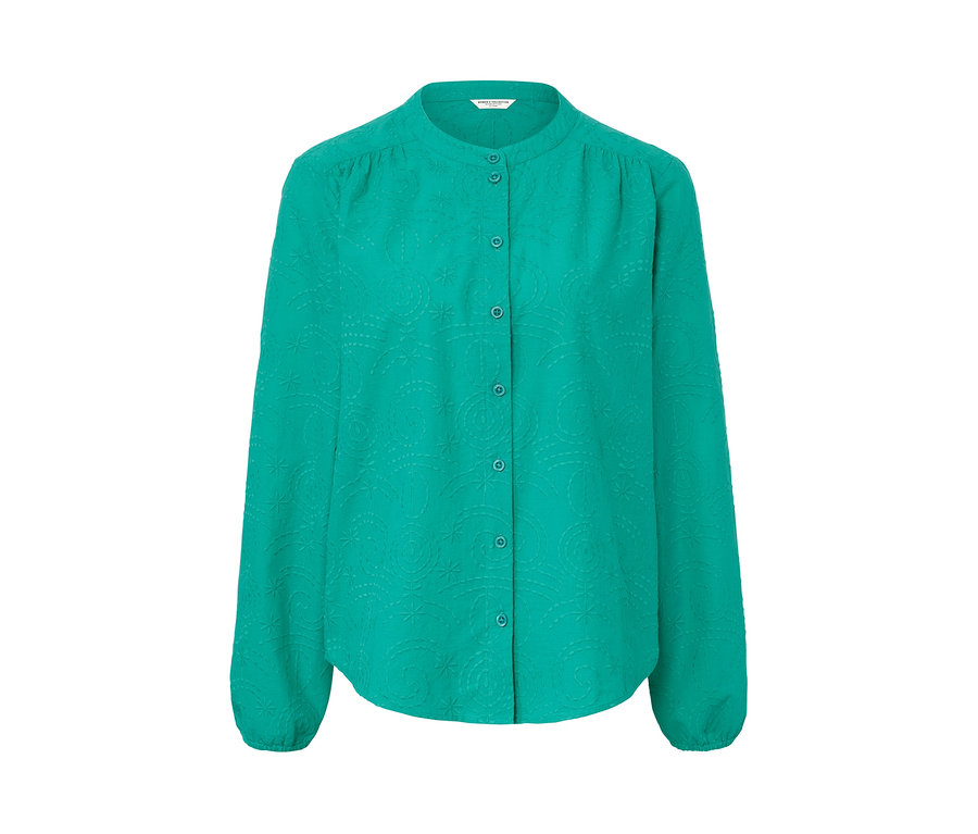 Zelená halenka s výšivkou.