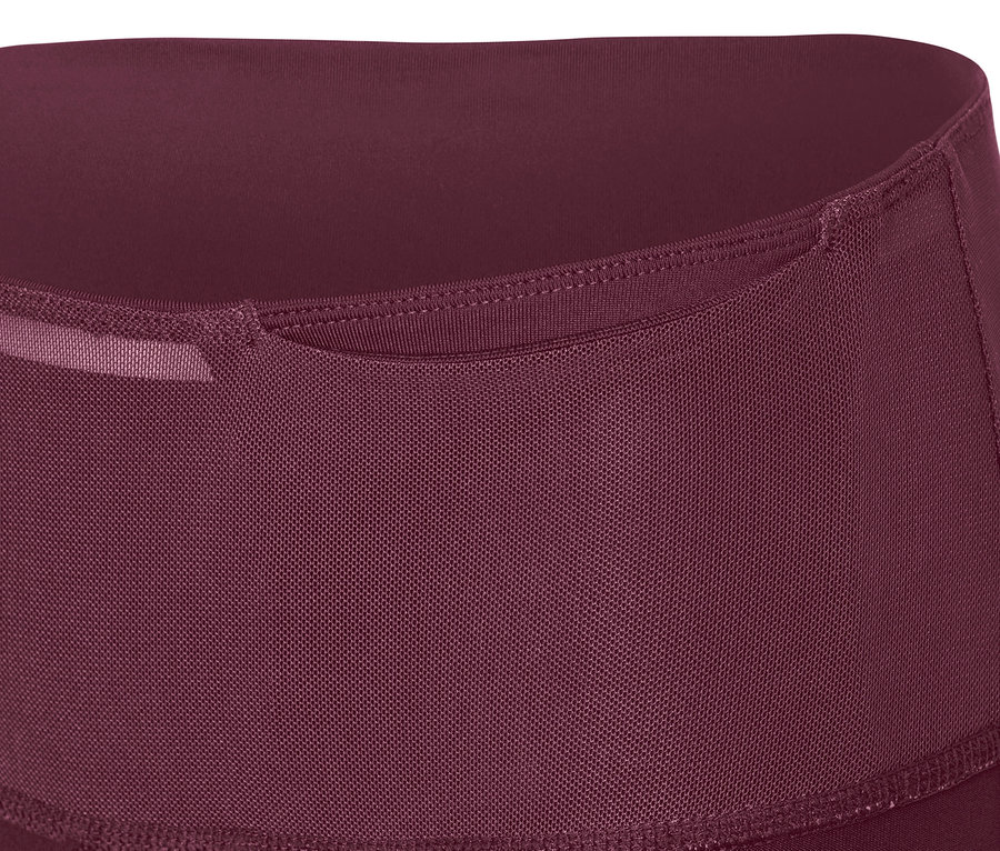 Detail sportovních legín 3/4 v švestkové barvě.