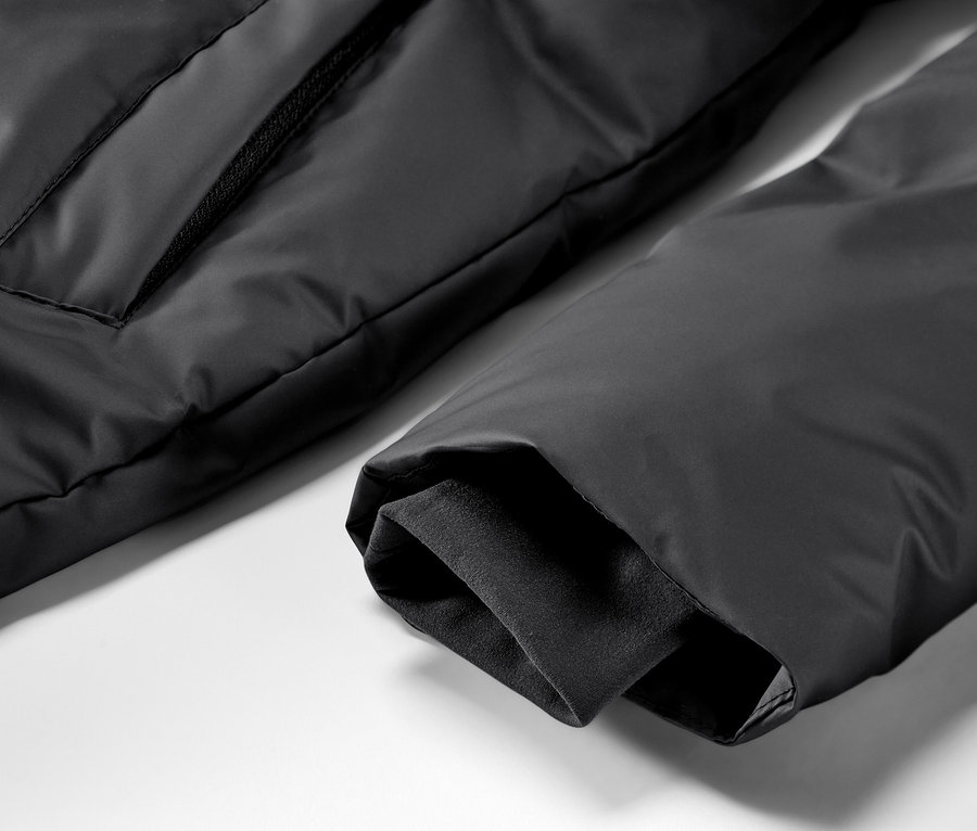 Detail zimní bundy do deště s kapsou a lemem rukávu.