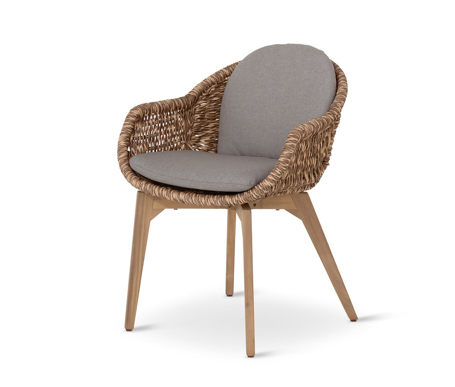 Detail skořepinové židle Premium s polyratanovým výpletem a šedými polštáři.