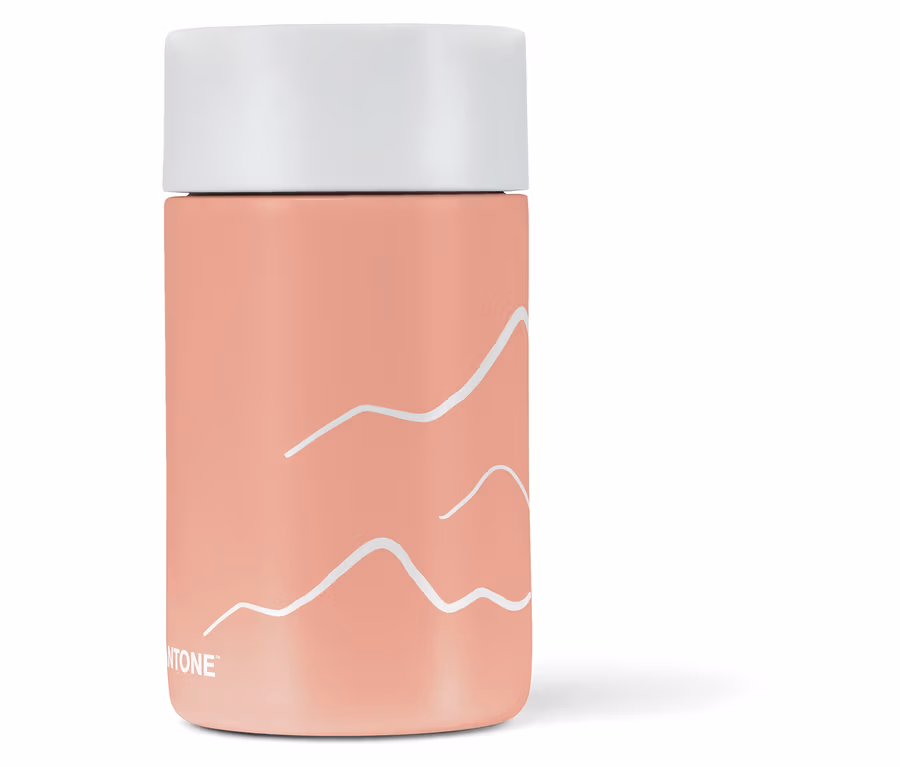 Hrnček Kambukka To-Go X Pantone, Muted Clay farby s bielym vrchnákom a obrázkom hôr.