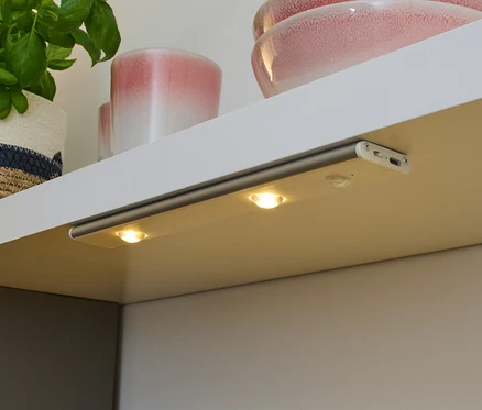 LED dobíjecí multifunkční svítidlo připevněné pod policí, osvětlující pracovní desku.