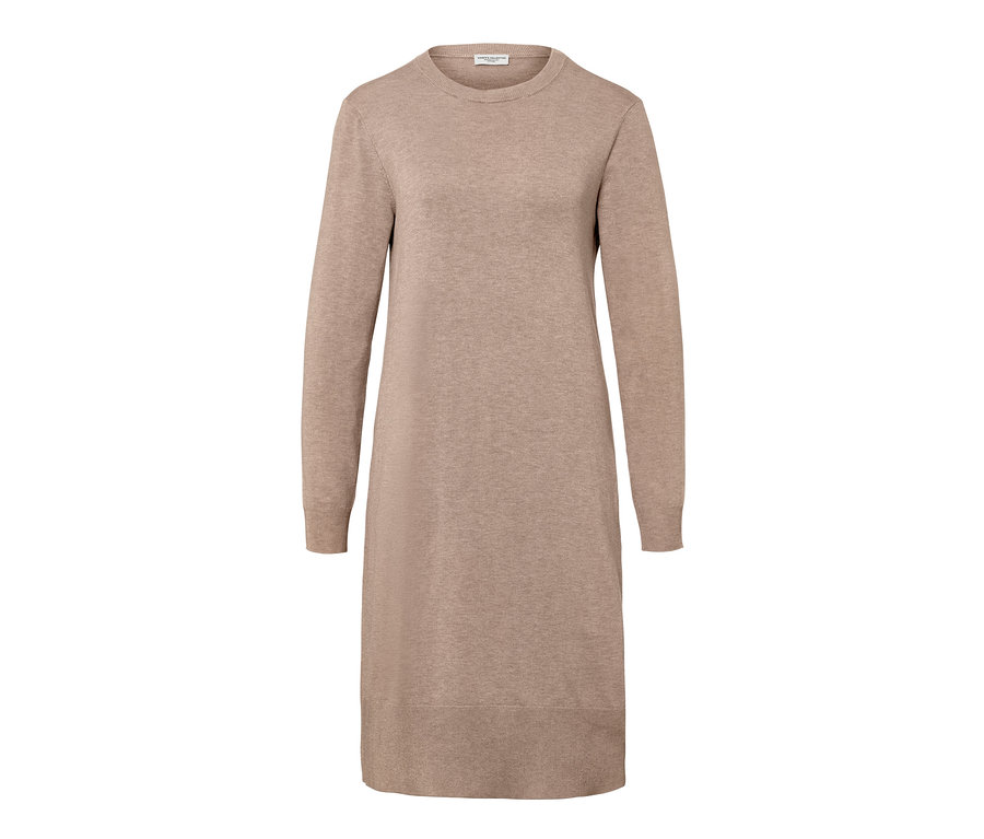 Béžové šaty z jemného úpletu s dlouhými rukávy.