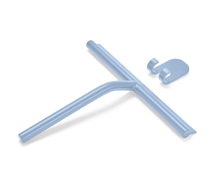 Modrá koupelnová stěrka s nástěnným držákem leží na bílém pozadí.