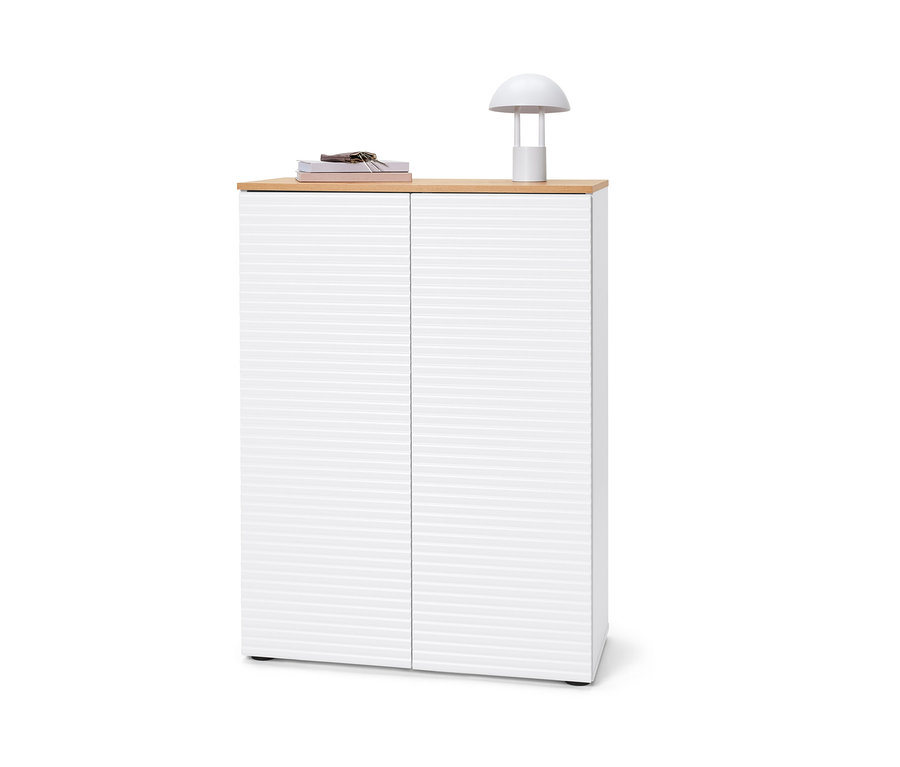 Botník s knihami, klíči a lampou nahoře.