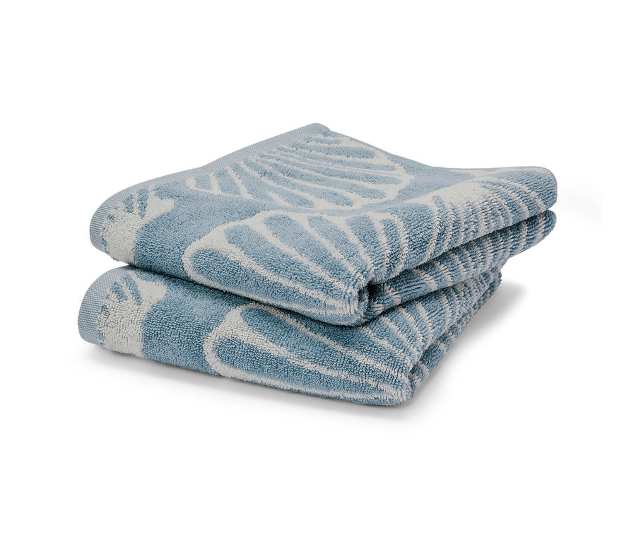 Dva modré ručníky Mušle jsou složené na sobě.