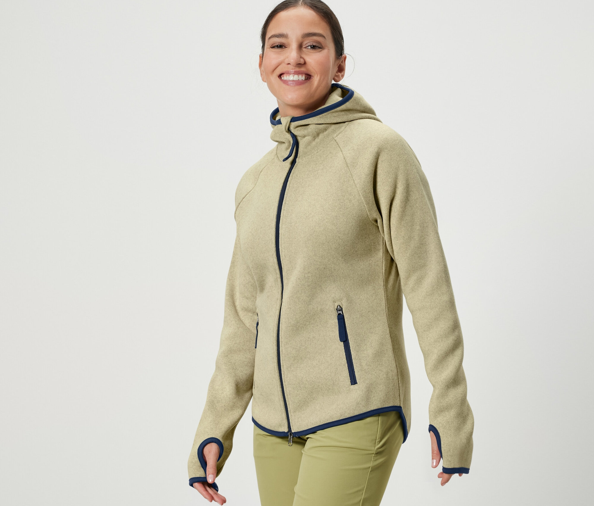 Žena má na sobě žlutou bundu z pleteného fleecu.