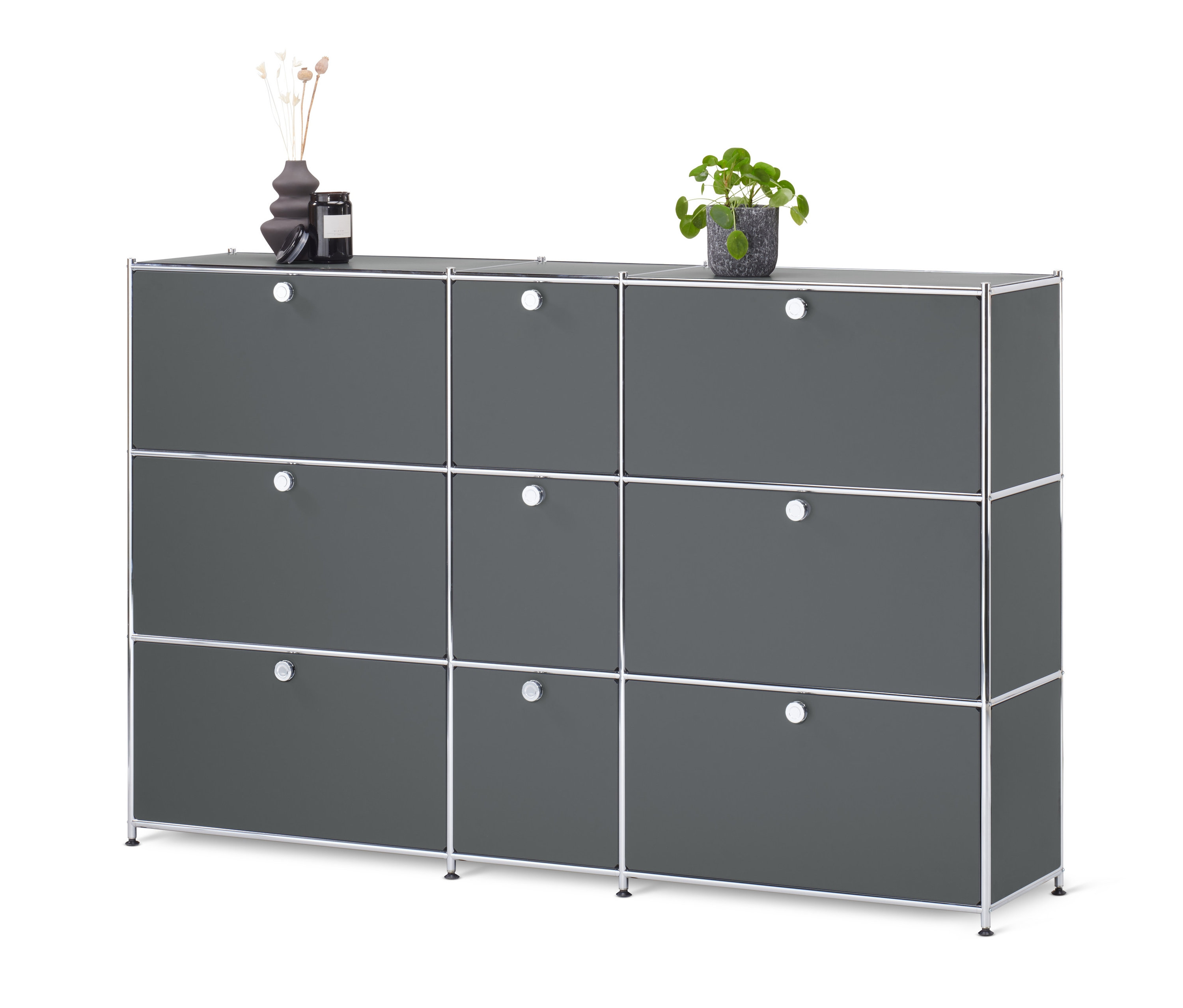 Šedá komoda CN3 s devíti výklopnými dvířky.