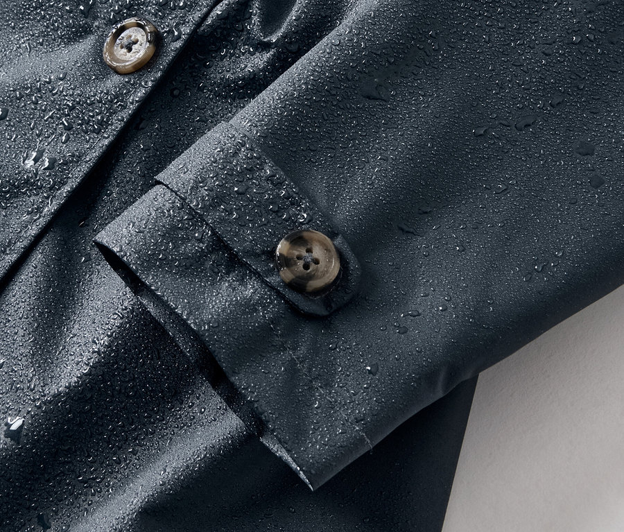 Detail dětského trenčkotu do každého počasí s kapkami vody.