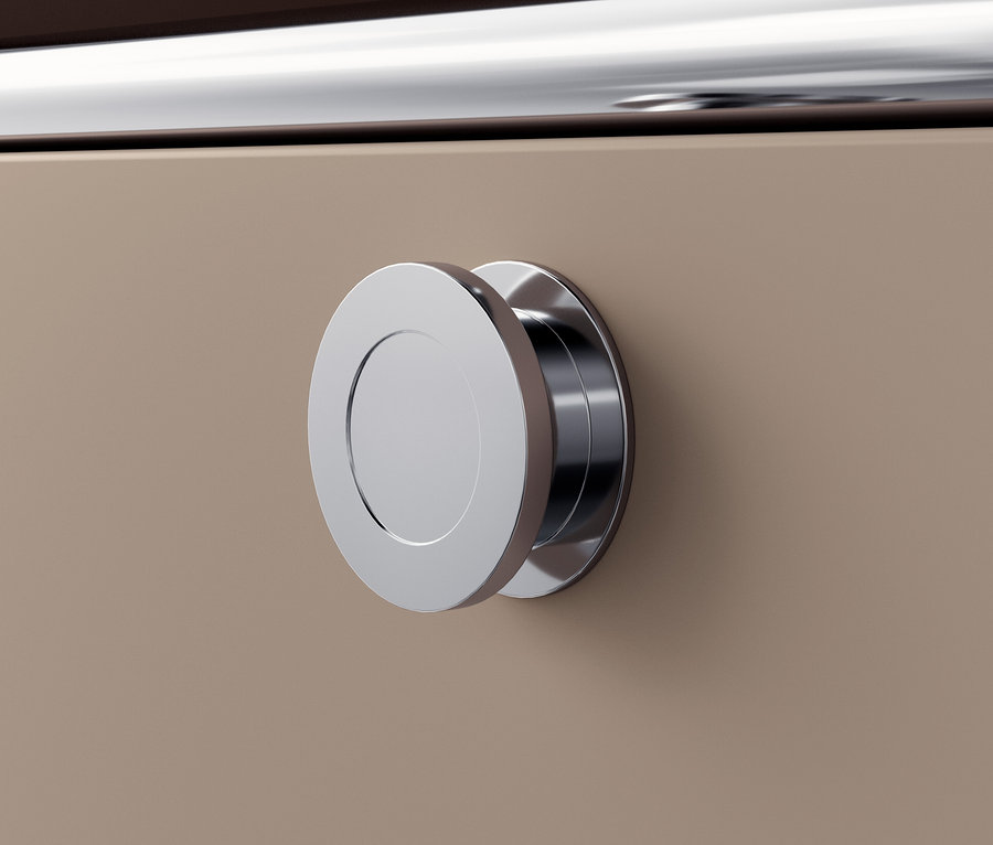 Detail hnědošedé kovové komody »CN3« s dřevěnou deskou a stříbrnou kulatou úchytkou.