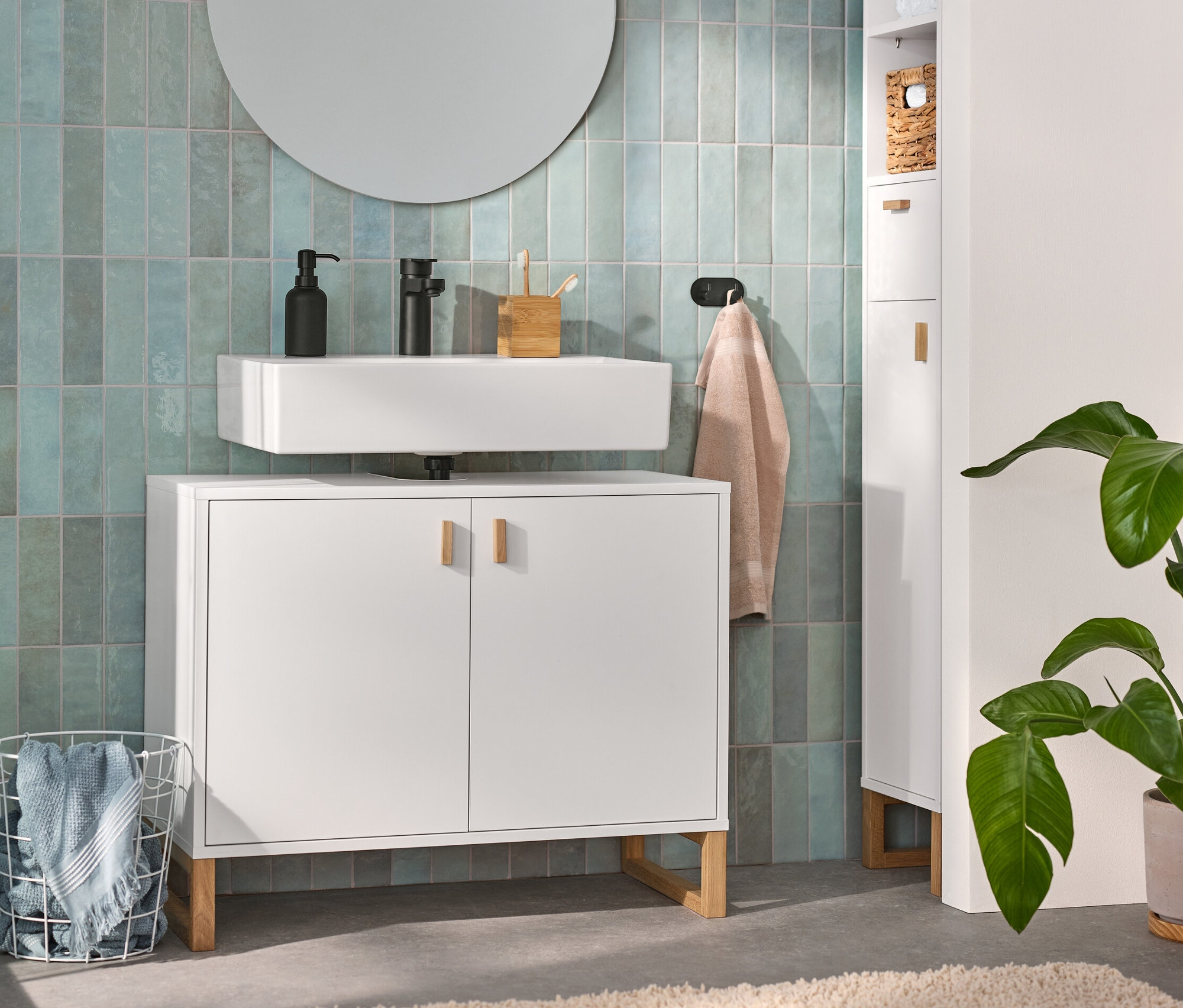 Koupelna s vysokou skříňkou s otevřeným prostorem, zásuvkou a dvířky, úzká, zrcadlem s poličkami a skříňkou pod umyvadlo se 2 dvířky.