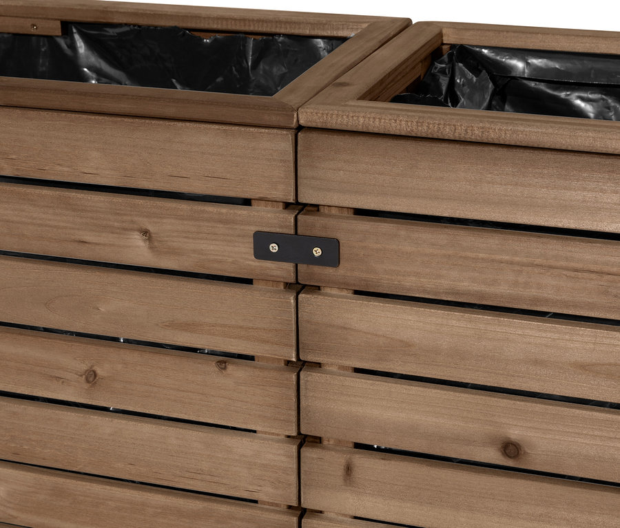 Detail dvou dřevěných prvků pro rozdělení prostoru s truhlíkem Tinus spojených černou kovovou sponou.