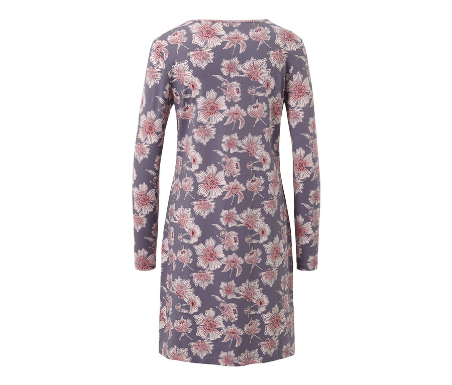 Noční košile s květinovým vzorem.