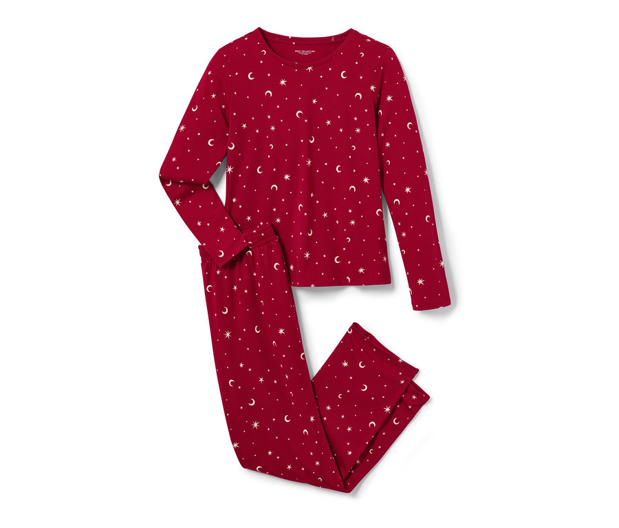 Červené pyžamo s potiskem hvězd a měsíců.