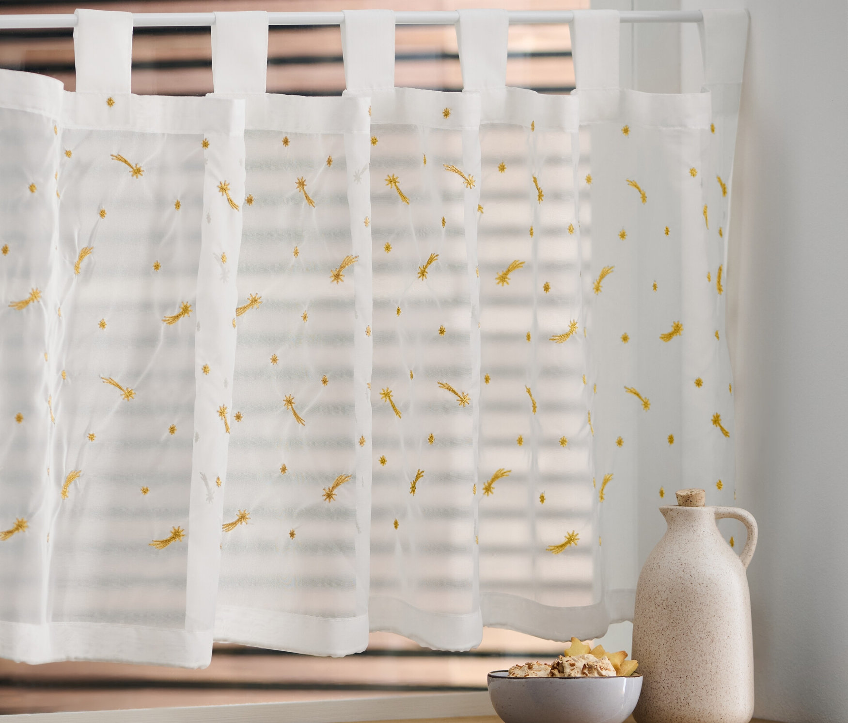 Bistro záclonka, vyšívaná, na okně.