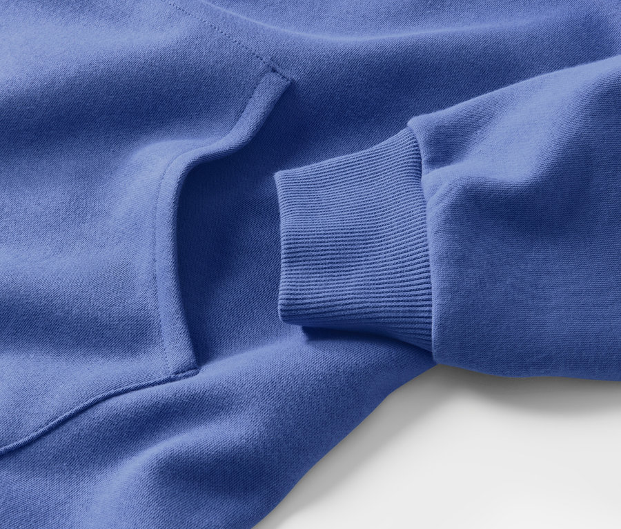 Detail modrých pohodlných šatů s kapsou a žebrovaným lemem rukávu.