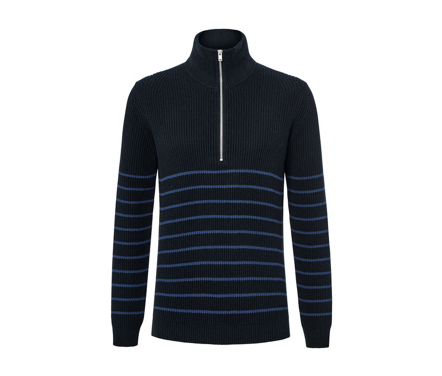 Detail svetru troyer s modrými pruhy a zipem.