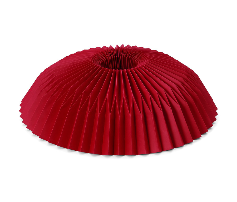 Červený papírový kryt na stojan vánočního stromku.