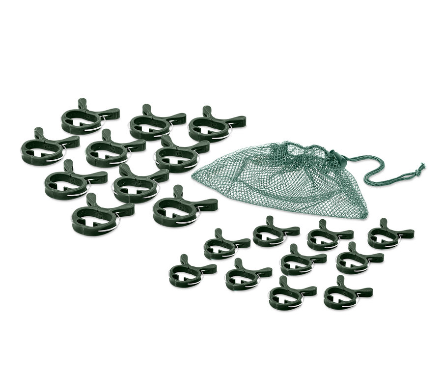 Rozložené zelené svorky na rostliny, 20 ks, a síťovaná taška se stahovací šňůrkou.