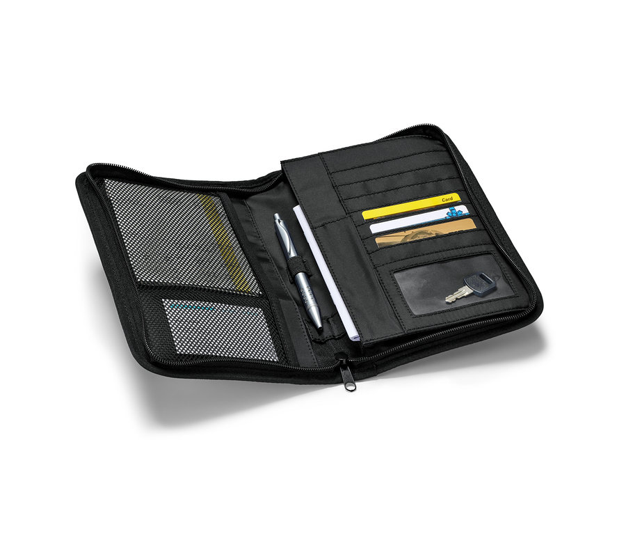 Otevřený černý organizér do přihrádky v palubní desce s kartami, perem, papírem a klíčem.