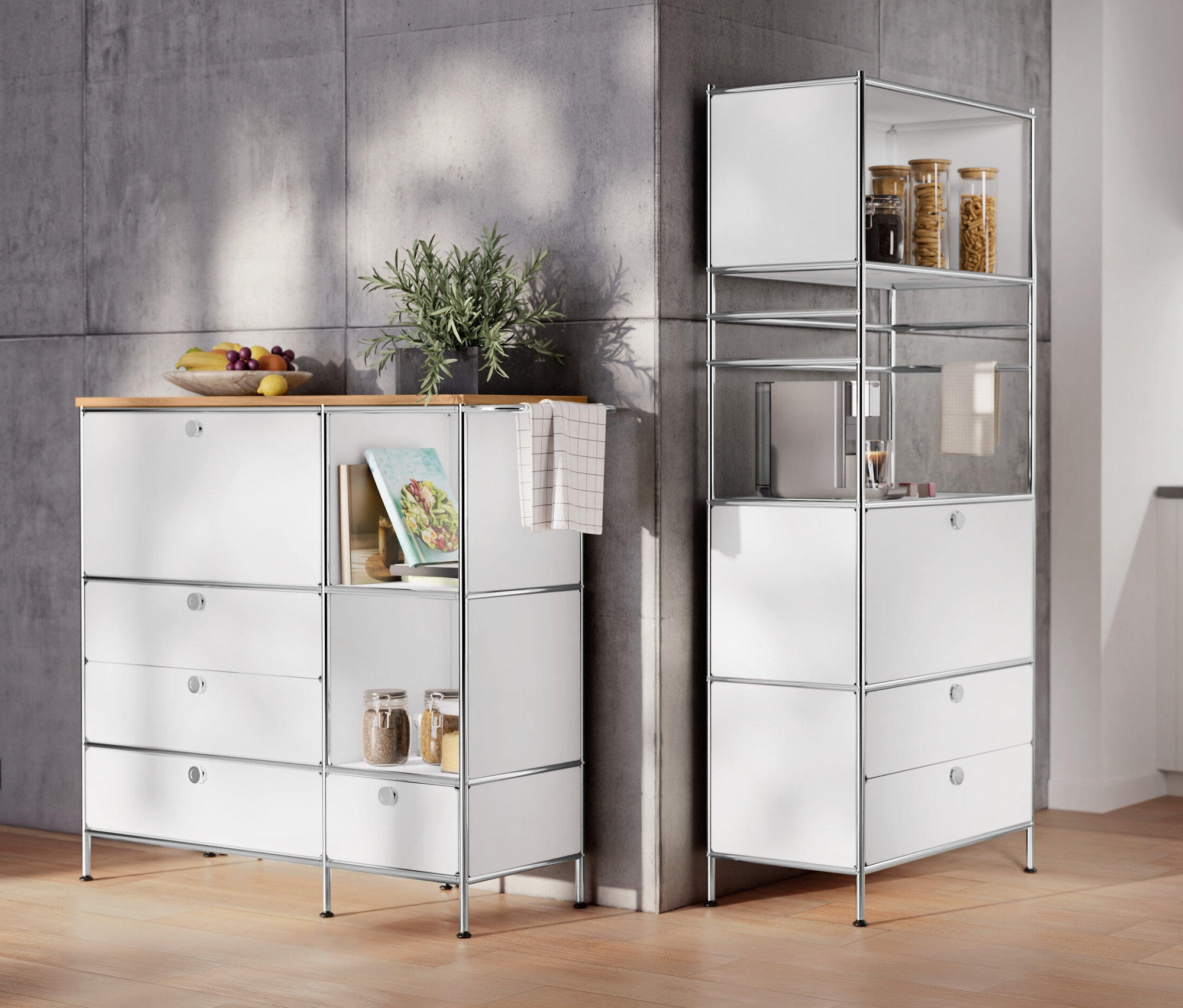 V interiéru stojí kovová odkládací skříňka »CN3« s dřevěnou deskou, 1 výklopnými dvířky a 4 zásuvkami, bílá a kovový regál »CN3« s 1 výklopnými dvířky a 2 zásuvkami.