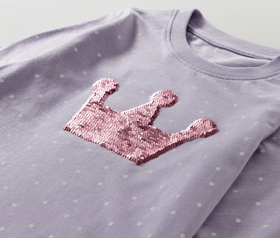 Fialové tričko s dlouhým rukávem s potiskem korunky a bílými puntíky.