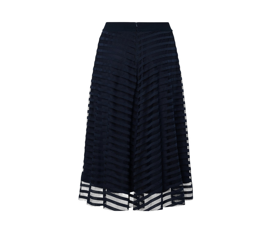 Detail síťované sukně.