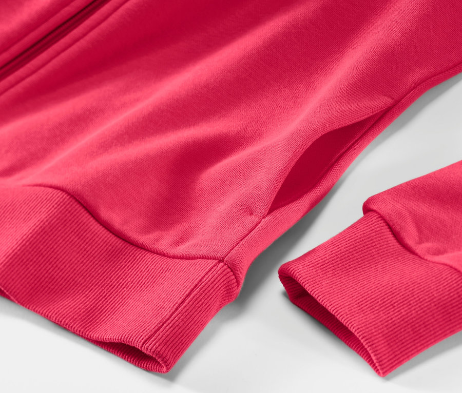 Detail růžové mikiny.