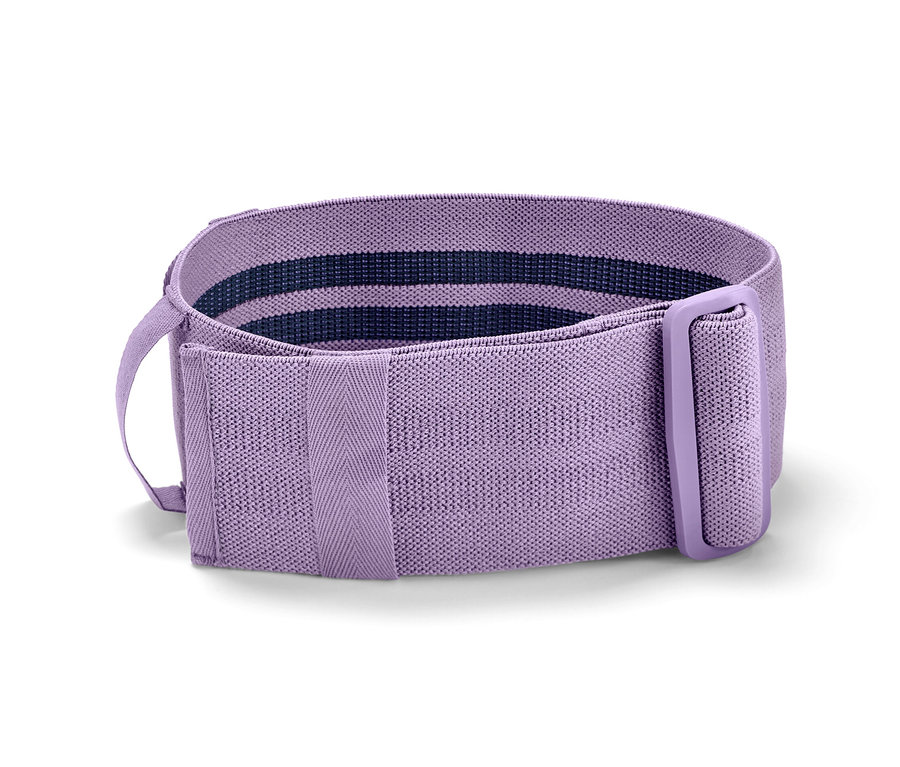 Fialový nastavitelný posilovací pás leží na bílém pozadí.