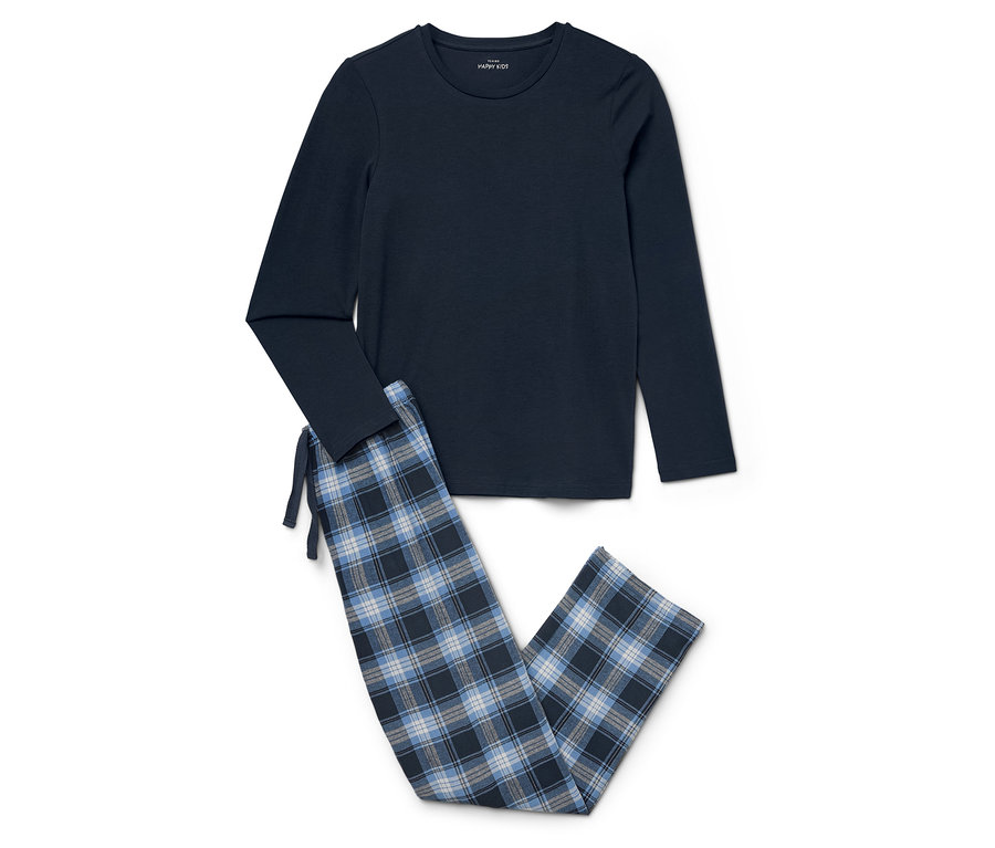 Tmavě modré pyžamo s kostkovanými kalhotami leží na bílém pozadí.
