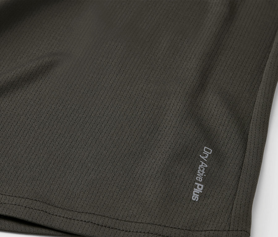 Detailní záběr na šedou sportovní látku s nápisem "Dry Active Plus".