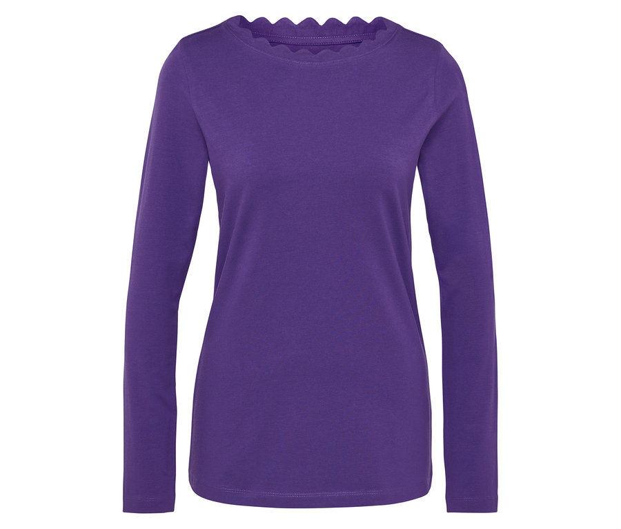 Fialové tričko s dlouhým rukávem a ozdobným lemem kolem krku.