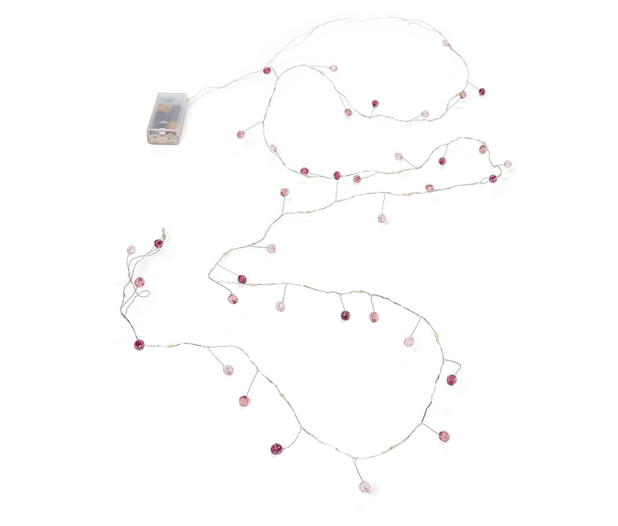 Řetěz světel s malými růžovými korálky a bateriovým napájením na bílém pozadí.
