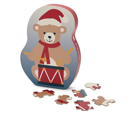 Obal puzzle s medvědem hrajícím na buben v Santa klobouku a s šesti dílky puzzle. 