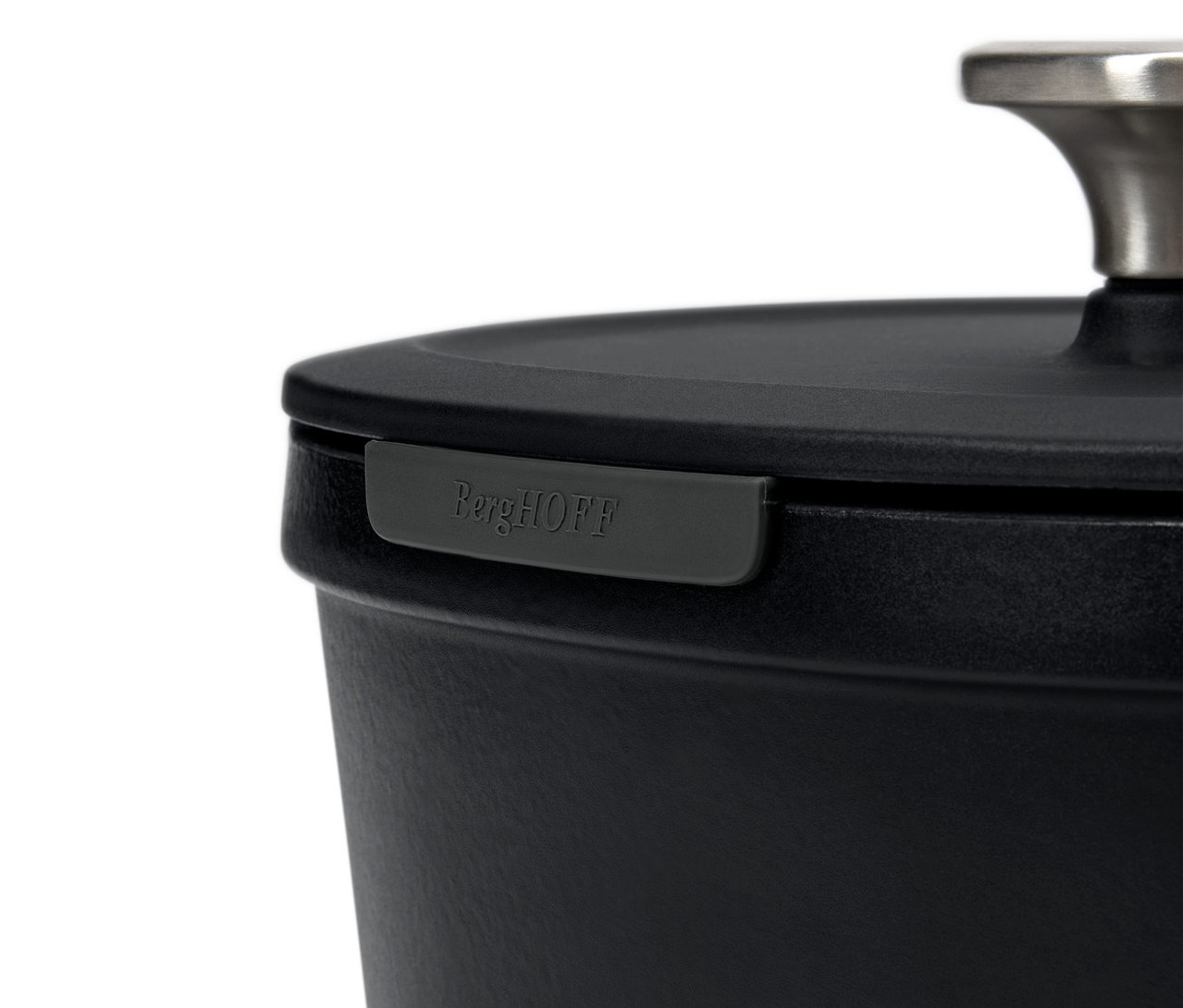 Detail černého hrnce BergHOFF s poklicí.