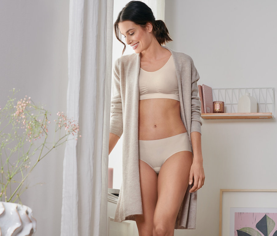 Žena má na sobě krémové kalhotky Magic Cut, 2 ks.