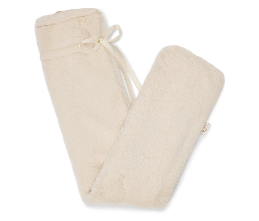 Krémově bílý plyšový termofor s krémovou stuhou.