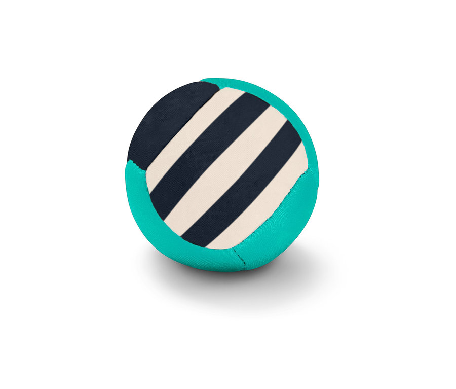 Skákací míček do vody s modrými a bílými pruhy a tyrkysovými stranami.